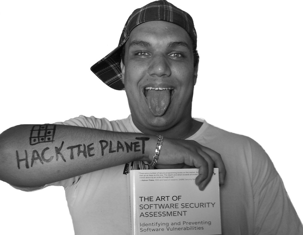 HACK THE PLANET escrito no braço