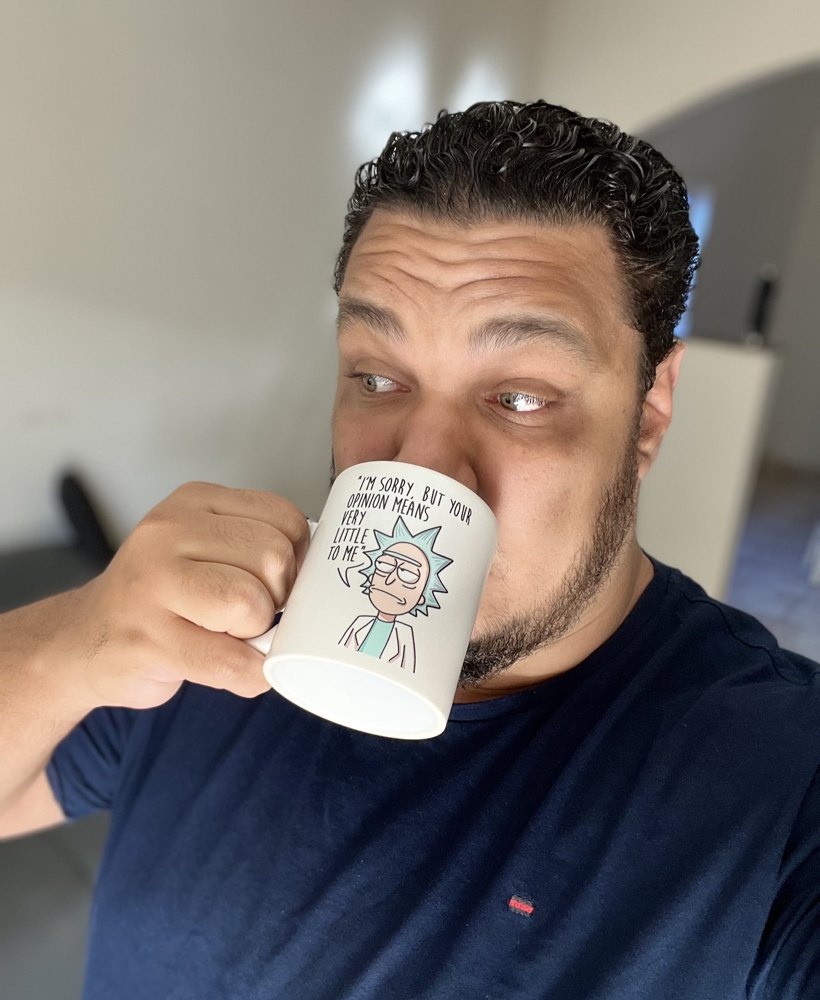 Maycon hoje, tomando café